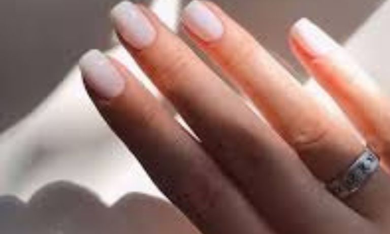 Image of Short acrylic nails natural